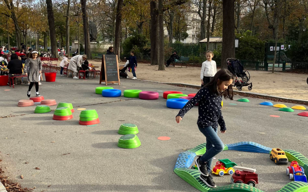 Des enfants jouant à des jeux installés par le container Ludomouv au jardin du ranelagh