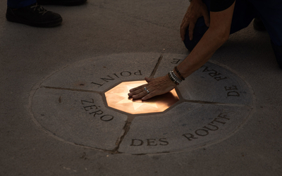 Une main posée sur le nouveau point Zéro sur le parvis de Notre Dame 