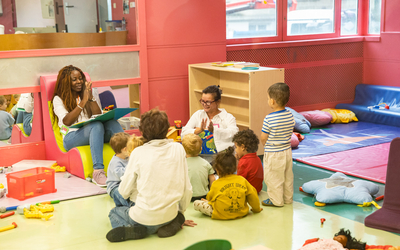 Enfants et professionnels dans une crèche colorée