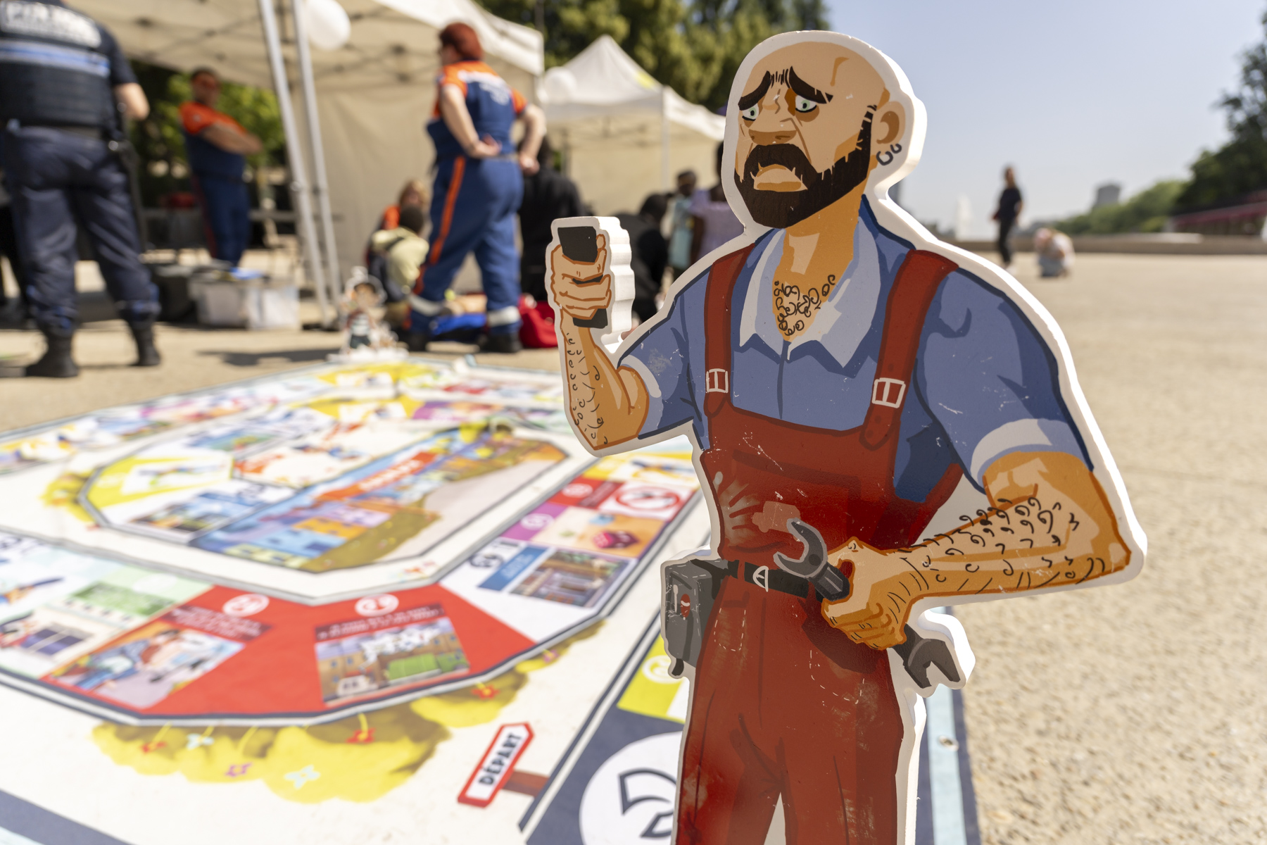 Un jeu de l'oie géant posé au sol