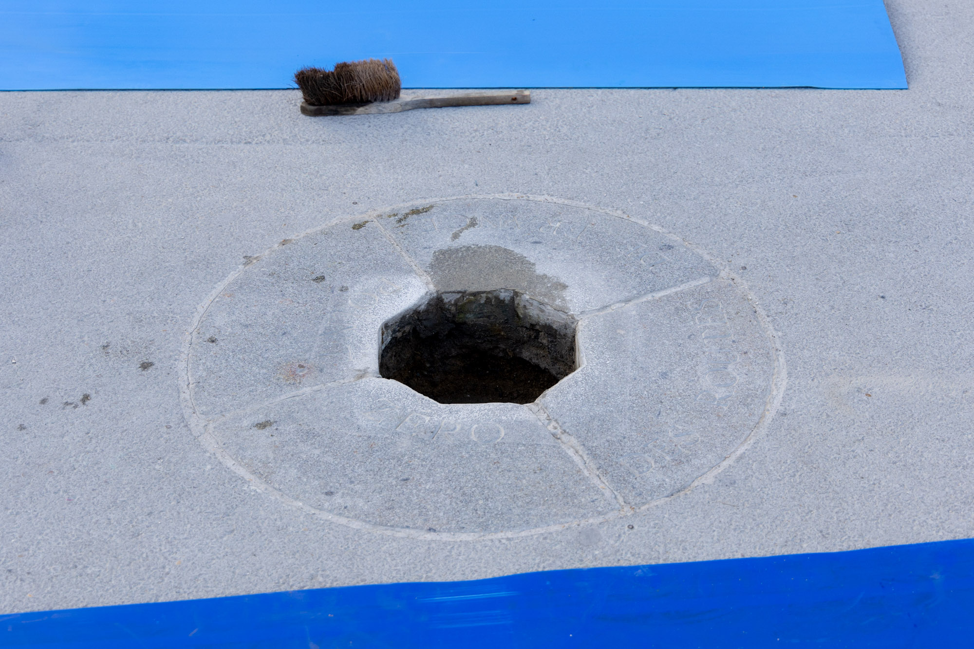 Un trou dans le sol avant l'installation du nouveau point Zéro sur le parvis de Notre Dame