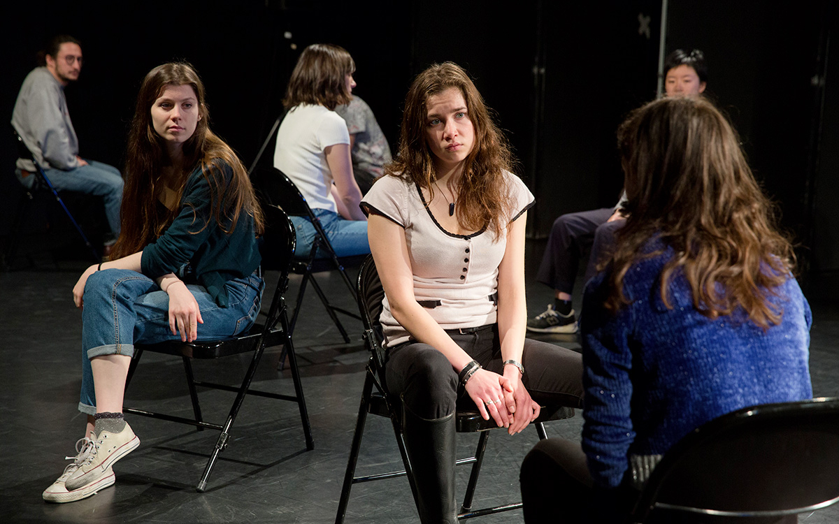 Des élèves en cours de théâtre en conservatoires