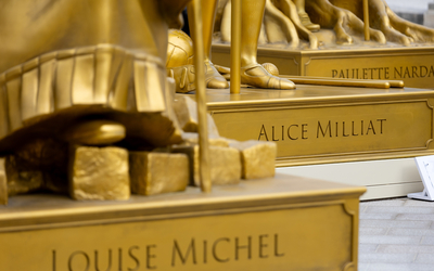 Les statues des 10 Femmes en or devant l'Assemblée Nationale.