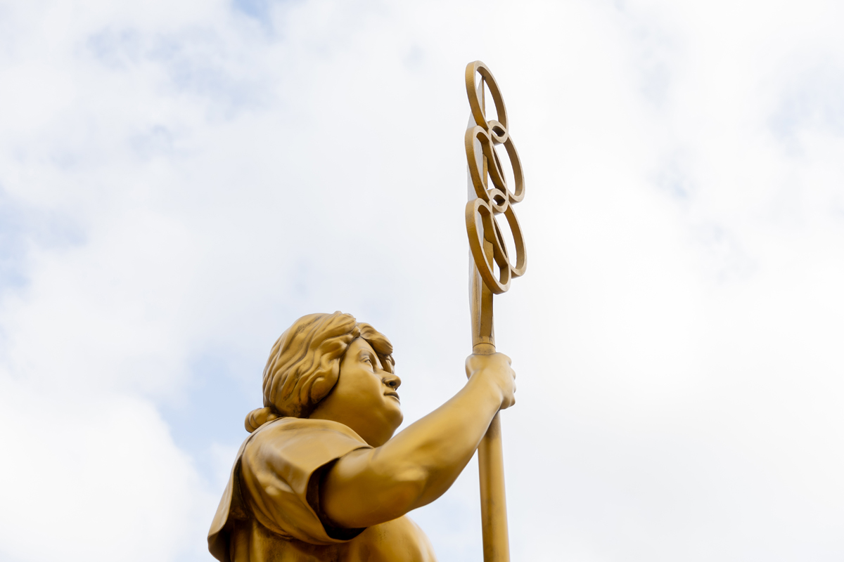 Statue d'une des 10 Femmes en or Alice Milliat devant l'Assemblée Nationale.