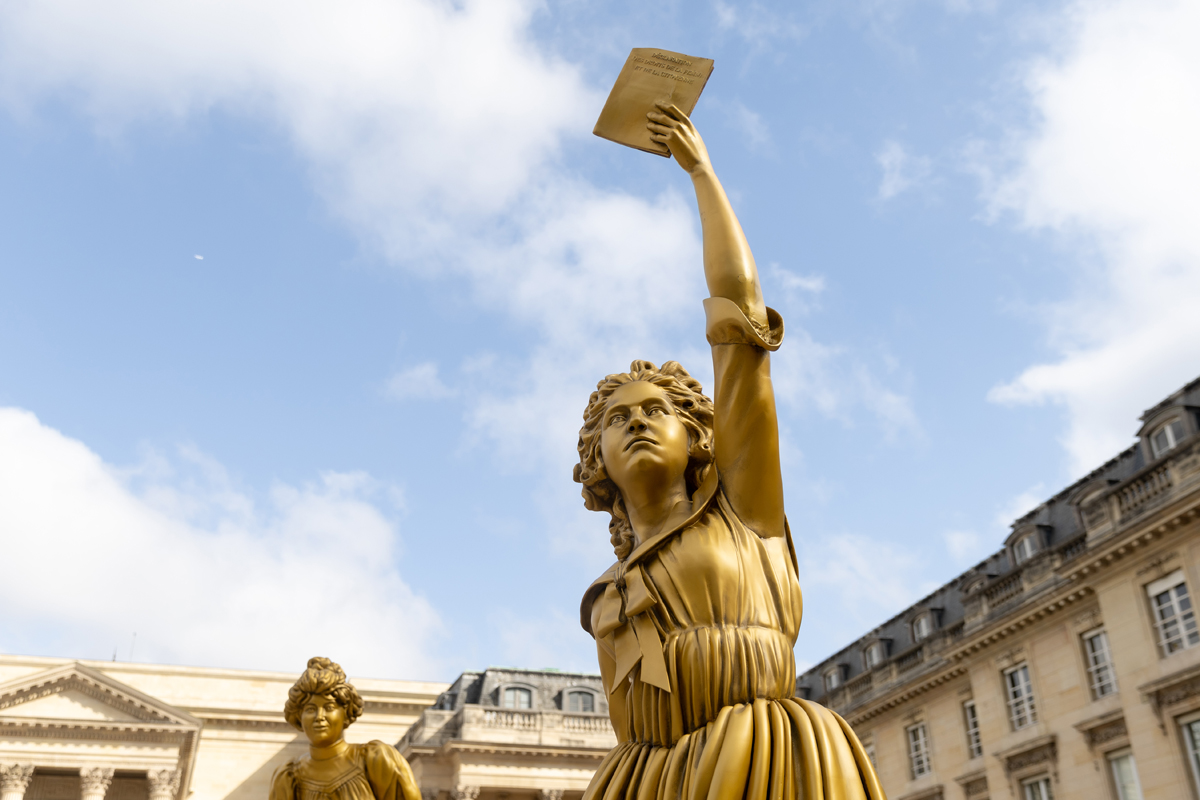 Statue d'une des 10 Femmes en or Olympe de Gouges devant l'Assemblée Nationale.