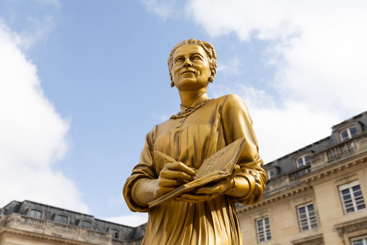 Statue d'une des 10 Femmes en or Simone de Beauvoir devant l'Assemblée Nationale.