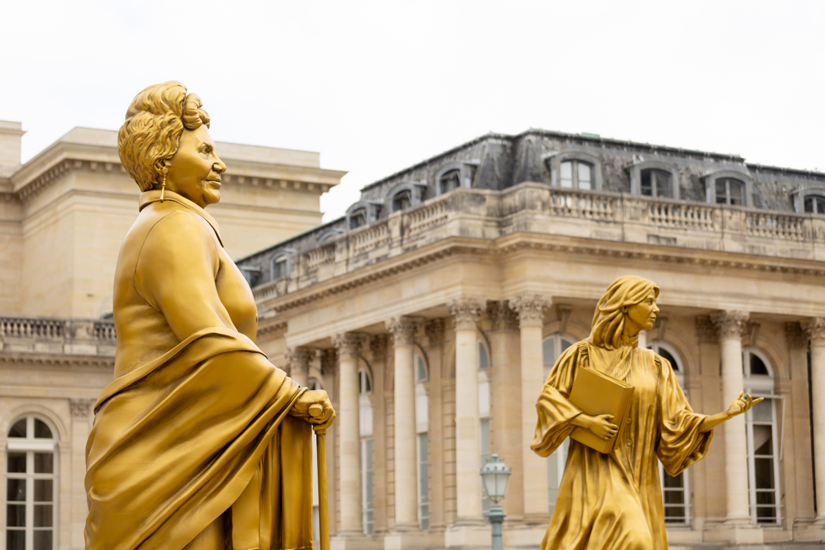 Statue d'une des 10 Femmes en or Paulette Nardal (à gauche) devant l'Assemblée Nationale.