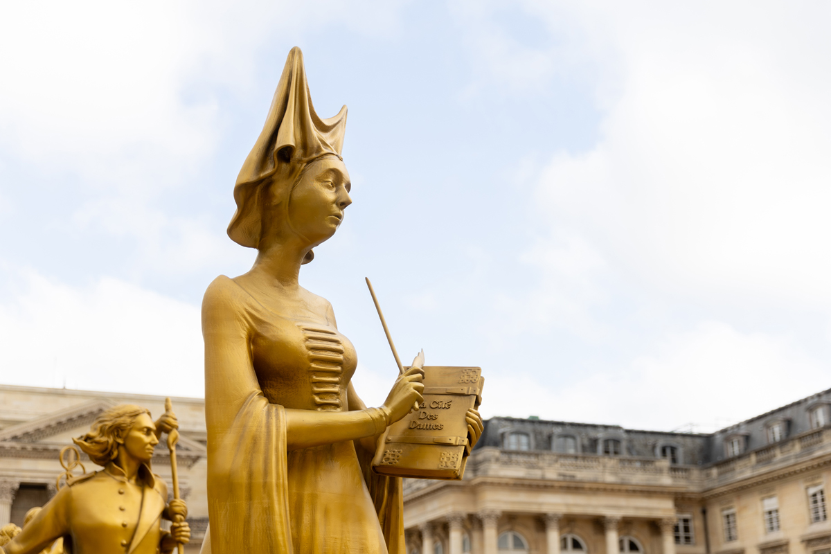 Statue d'une des 10 Femmes en or Christine de Pizan devant l'Assemblée Nationale.