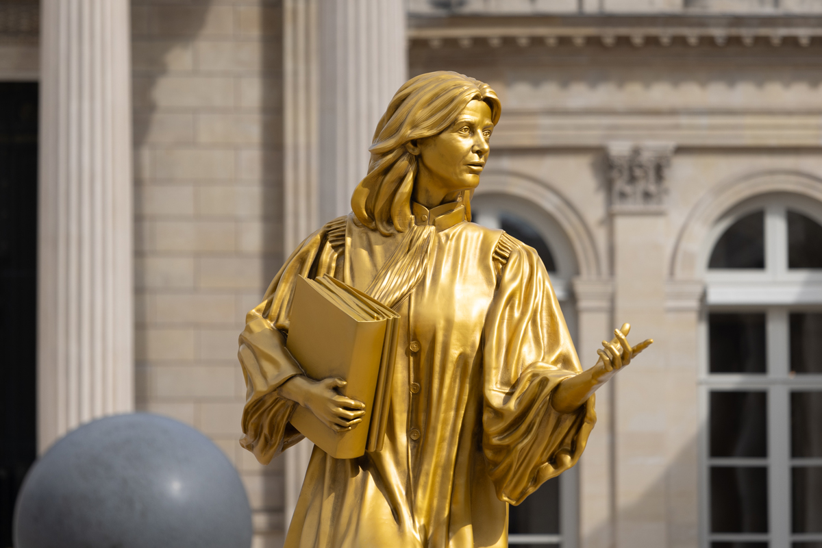 Statue d'une des 10 Femmes en or Gisèle Halimi devant l'Assemblée Nationale.