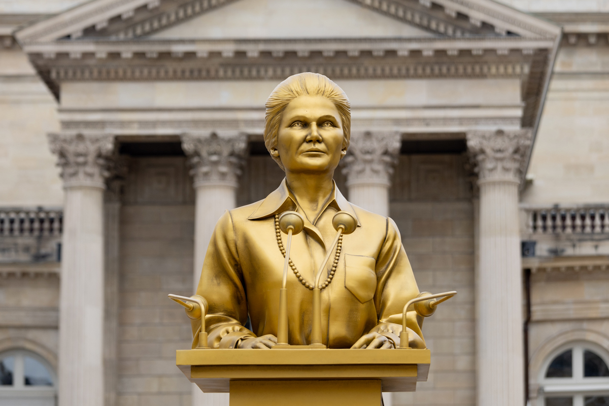 Statue d'une des 10 Femmes en or Simone Veil devant l'Assemblée Nationale.