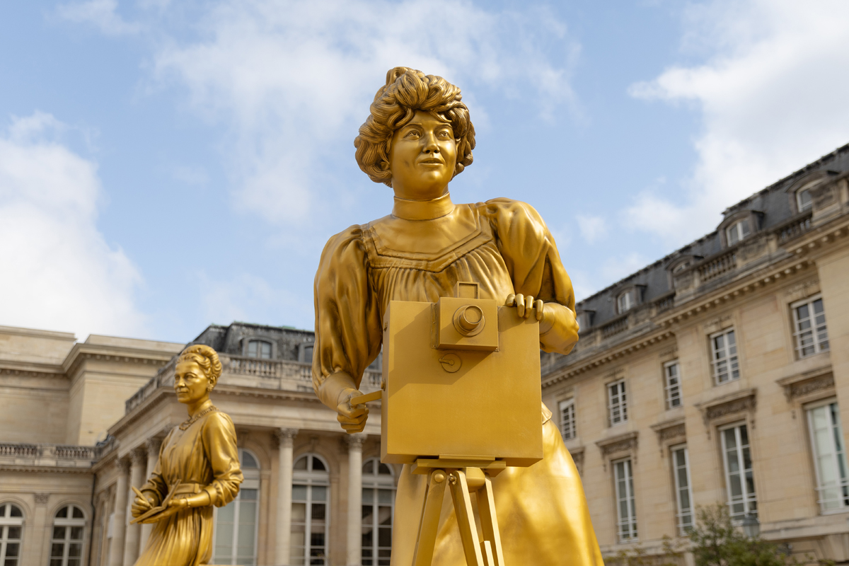 Statue d'une des 10 Femmes en or Alice Guy devant l'Assemblée Nationale.