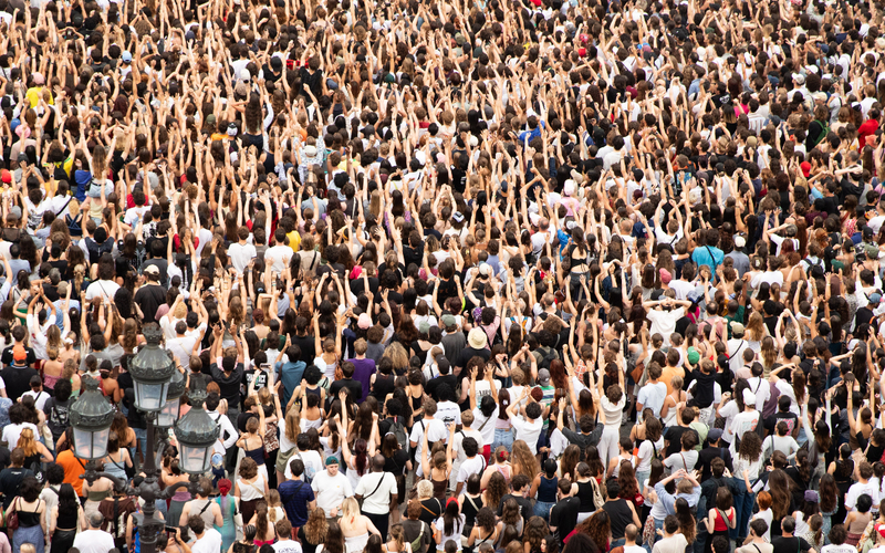 Une foule venue écouter le concert sur la grande scène du Fnac Live 2025 sur le parvis de l'Hôtel de Ville. 