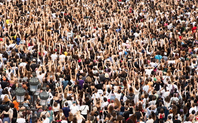 Une foule venue écouter le concert sur la grande scène du Fnac Live 2025 sur le parvis de l'Hôtel de Ville. 