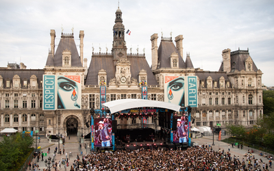 Concert sur la grande scène durant le Fnac live 2025 sur le parvis de l'Hôtel de Ville. 