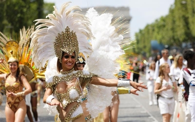 Défilé sur l'avenue des Champs Elysées 