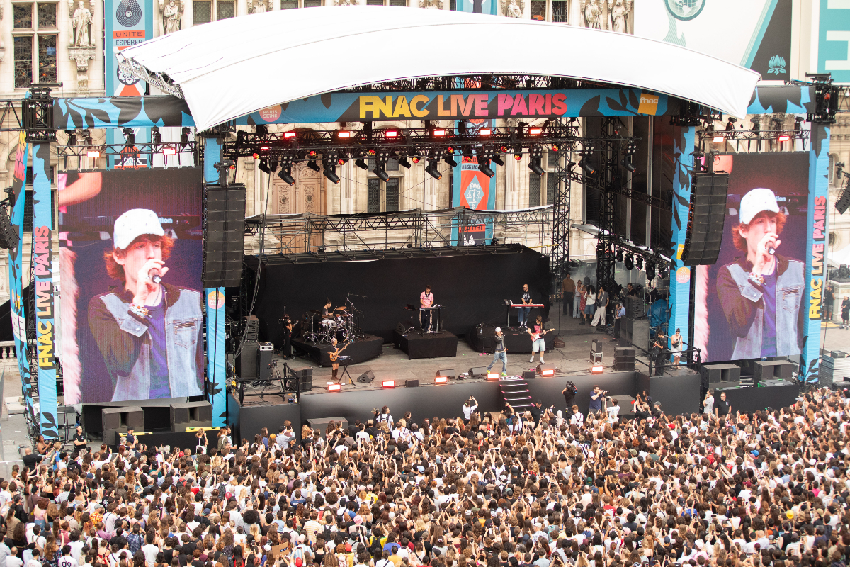 Concert sur la grande scène durant le Fnac live 2025 sur le parvis de l'Hôtel de Ville. 