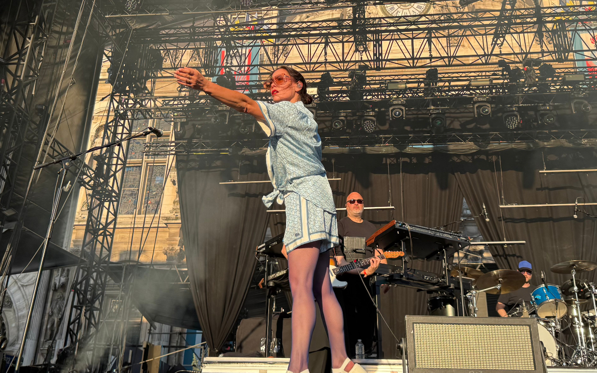 La chanteuse Olivia Ruiz en concert au Fnac Live 2025.