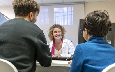 Une doctoresse mène une consultation auprès d'un enfant accompagné par son parent