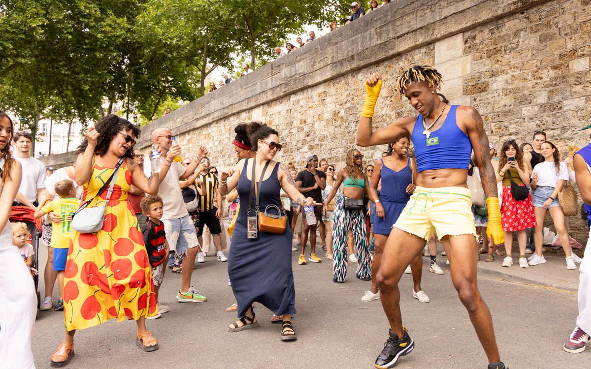 Des danseurs devant un concert de musique brésilienne.