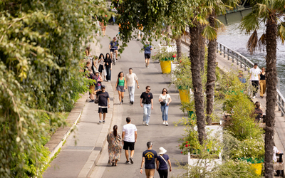 Promeneurs sur les quais de Seine pour l'ouverture de Paris Plages.
