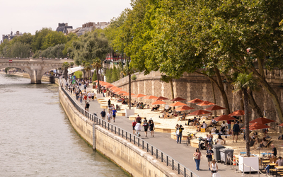 Vue sur les quais de Seine, Paris Plages, rive droite.
