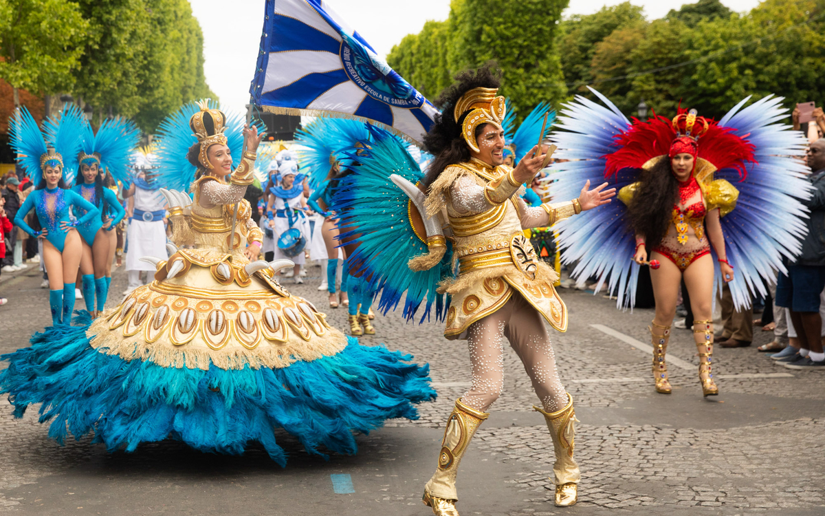 Danseurs du Carnaval tropical sur les Champs Elysées.