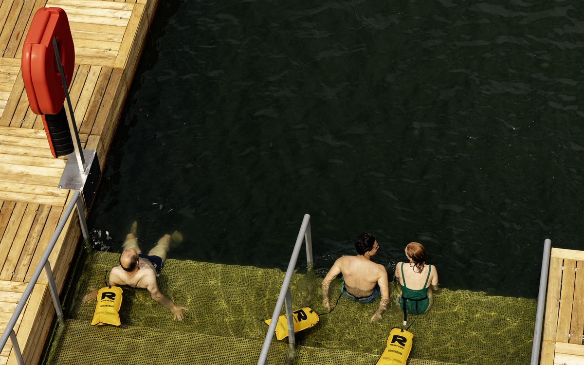 Les pieds dans l'eau sur le site de baignade Quai de Bercy.