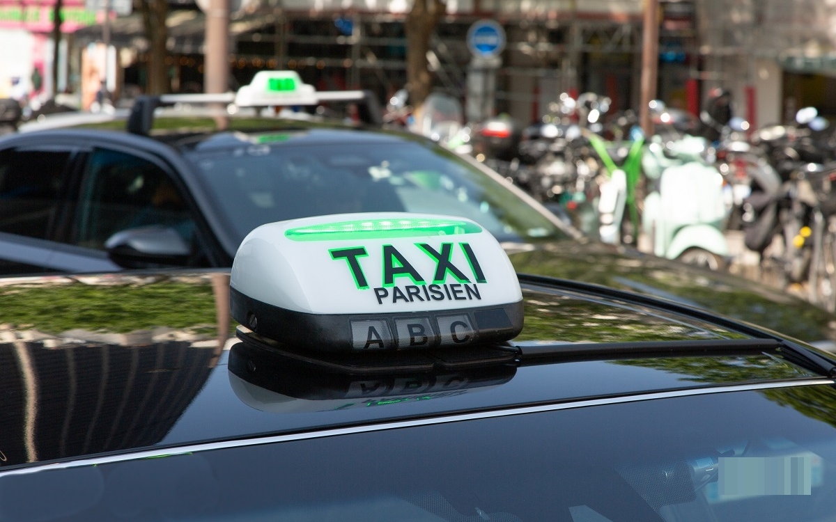 Photos de luminaires taxis, avec en avant plan un nouveau modèle et à l'arrière plan un ancien