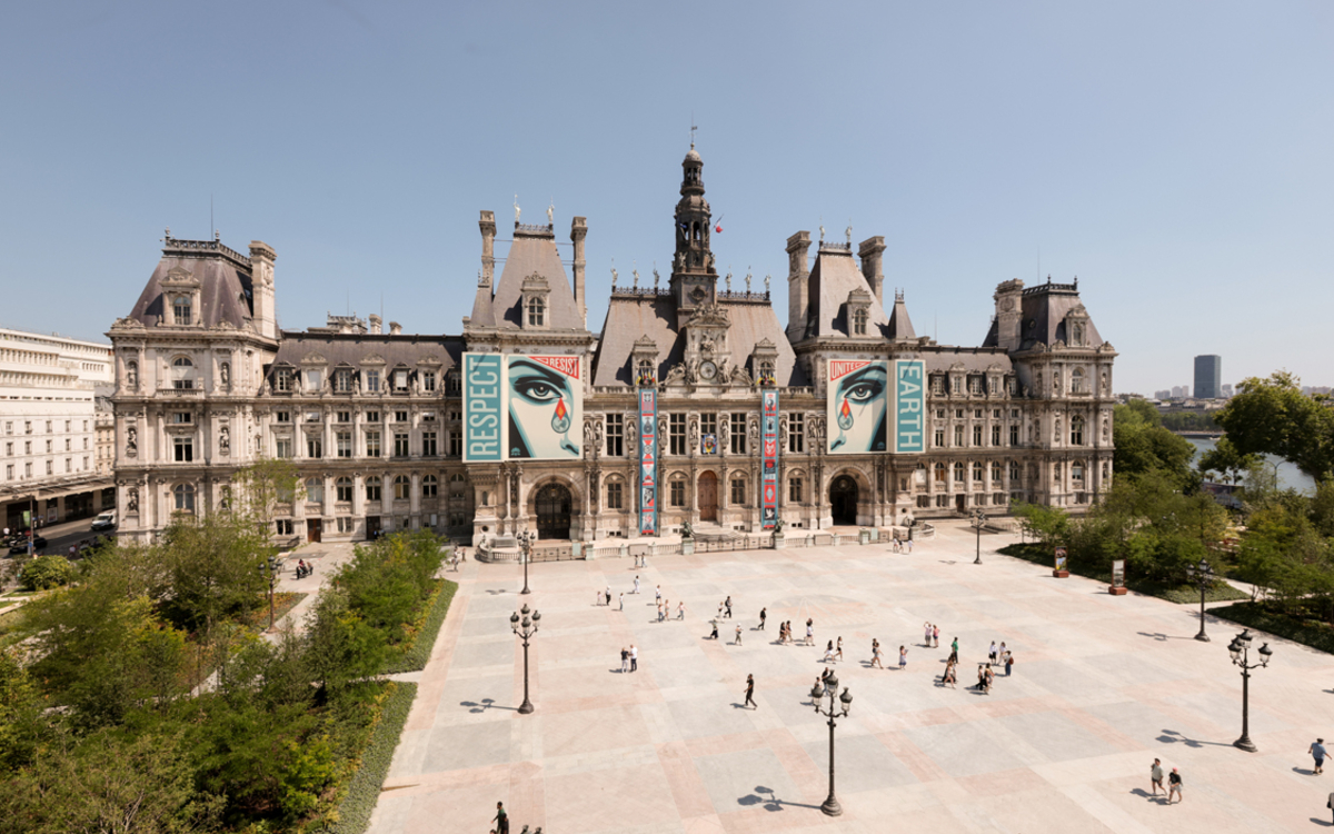 Vue sur le façade de l'Hôtel de Ville avec la fresque Obey et la foret urbaine  sur les côéts.