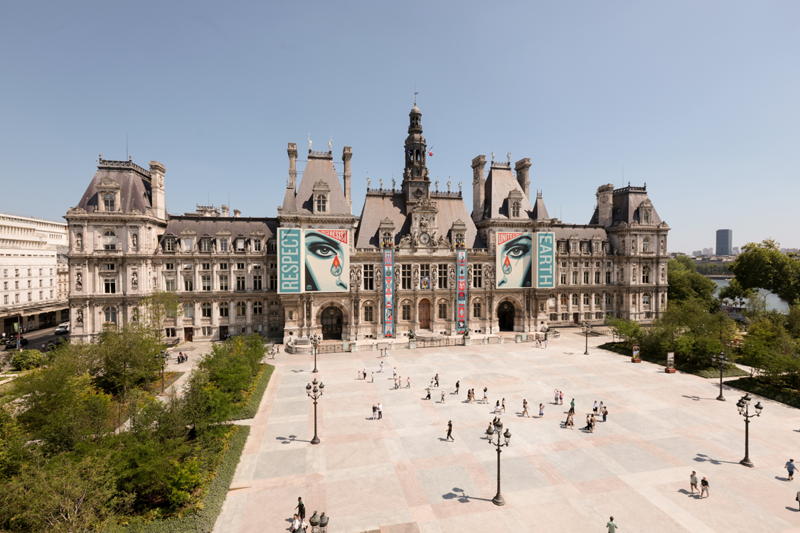 Vue sur le façade de l'Hôtel de Ville avec la fresque Obey et la foret urbaine  sur les côéts.