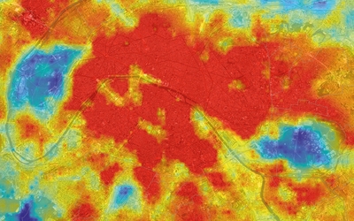 Cette image est une carte thermique représentant les températures de l'air à Paris pendant la nuit du 25 au 26 juillet 2019. La carte utilise une échelle de couleurs pour montrer les variations de température, allant des zones plus fraîches aux zones plus chaudes.  Les zones en rouge foncé indiquent les températures les plus élevées, atteignant environ 29 degrés Celsius. Les zones en bleu foncé montrent les températures les plus fraîches, autour de 23 degrés Celsius. Entre ces extrêmes, il y a des dégradés de couleurs allant du jaune, orange, et rouge clair, qui représentent des températures intermédiaires. La carte montre que le centre de Paris et certaines zones denses sont plus chaudes, tandis que les zones périphériques, notamment près des grands espaces verts ou des plans d'eau, sont plus fraîches. La Seine et les grands parcs apparaissent en bleu, indiquant des températures plus basses.