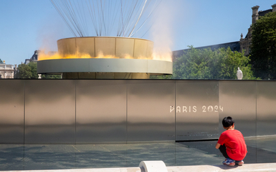 La vasque au sol dans le jardin des Tuileries et un enfant accroupi devant. 