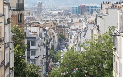 Photo prise du haut de la rue de Ménilmontant, avec vue sur le Centre Pompidou et la tour Saint-Jacques