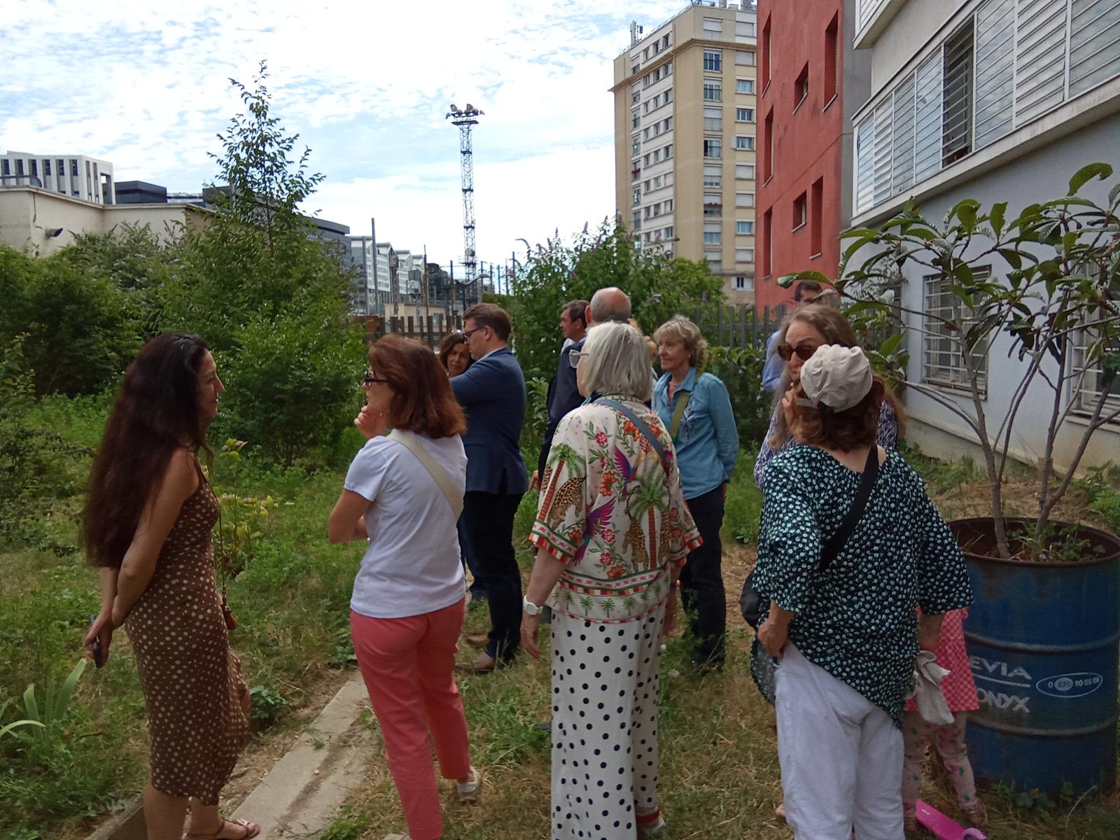 Des habitants de Pereire dans le 17e, visite la rue Verte avec l'association Cambrousse