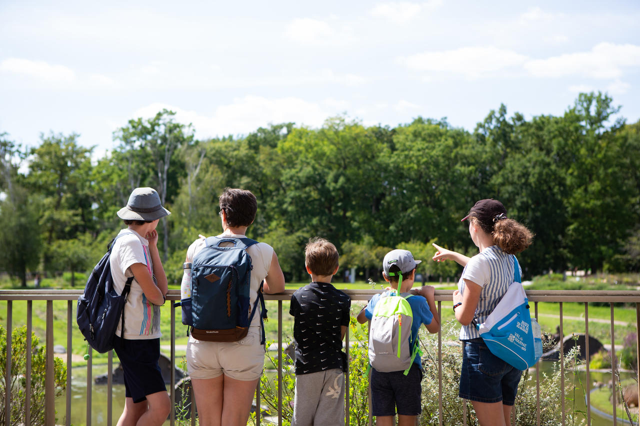 une famille observe un espace arboré