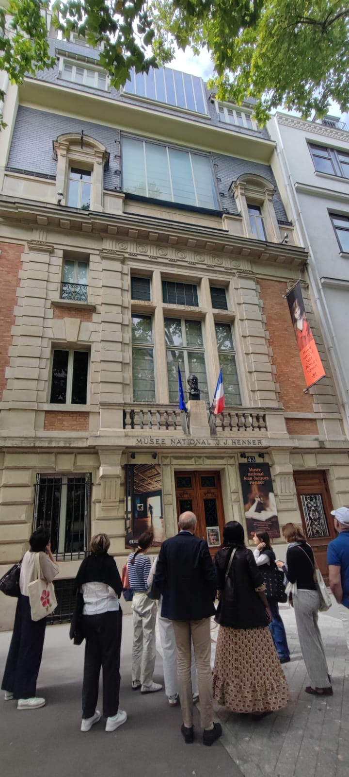 Des habitants des rpomènent dans le quartier Legendre dna sle 17e pour inaugurer le parcours détours