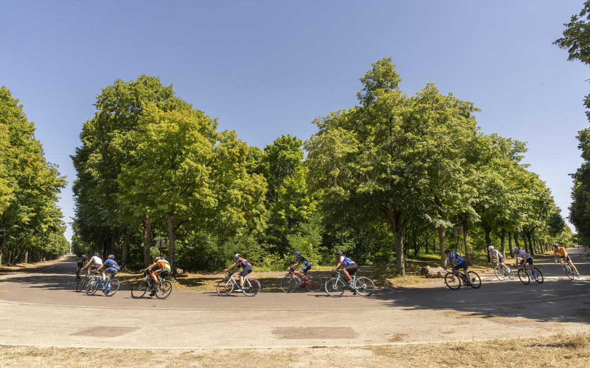Peloton de cyclistes sur le parcours du Polygone.