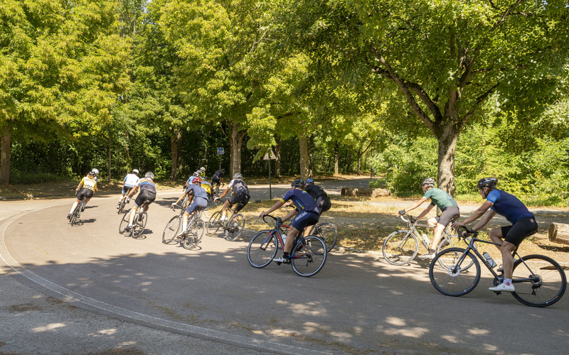 Peloton de cyclistes sur le parcours du Polygone.