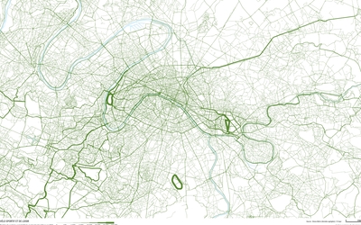Cette image présente une carte topographique détaillée d'une zone urbaine avec un réseau dense de voies de communication. La carte utilise principalement des tons de vert sur fond blanc, montrant un système complexe de routes, rues et infrastructures de transport. On peut observer un centre urbain dense au milieu de la carte, avec des voies qui rayonnent vers l'extérieur. Plusieurs cours d'eau ou rivières serpentent à travers le territoire, représentés par des lignes bleues sinueuses. Le réseau routier forme une trame complexe avec des axes principaux plus épais et des voies secondaires plus fines. En bas de la carte figure une légende indiquant qu'il s'agit du "Nombre de cyclistes comptabilisés via l'application Strava en 2022" avec une échelle graduée de 0 à 100 000. Cette information suggère que les différentes intensités de vert représentent la densité de circulation cycliste sur les différents axes. La carte comporte également des informations sur les sources de données et l'échelle cartographique en bas de l'image. Cette visualisation permet d'identifier les itinéraires cyclables les plus fréquentés dans cette agglomération urbaine.