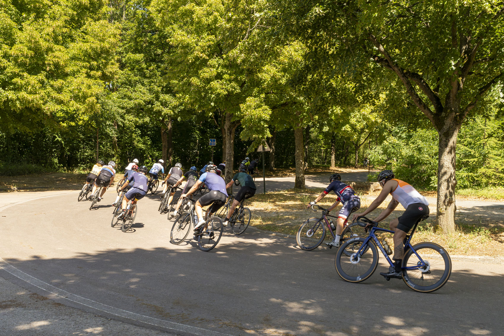 Peloton de cyclistes sur le parcours du Polygone.