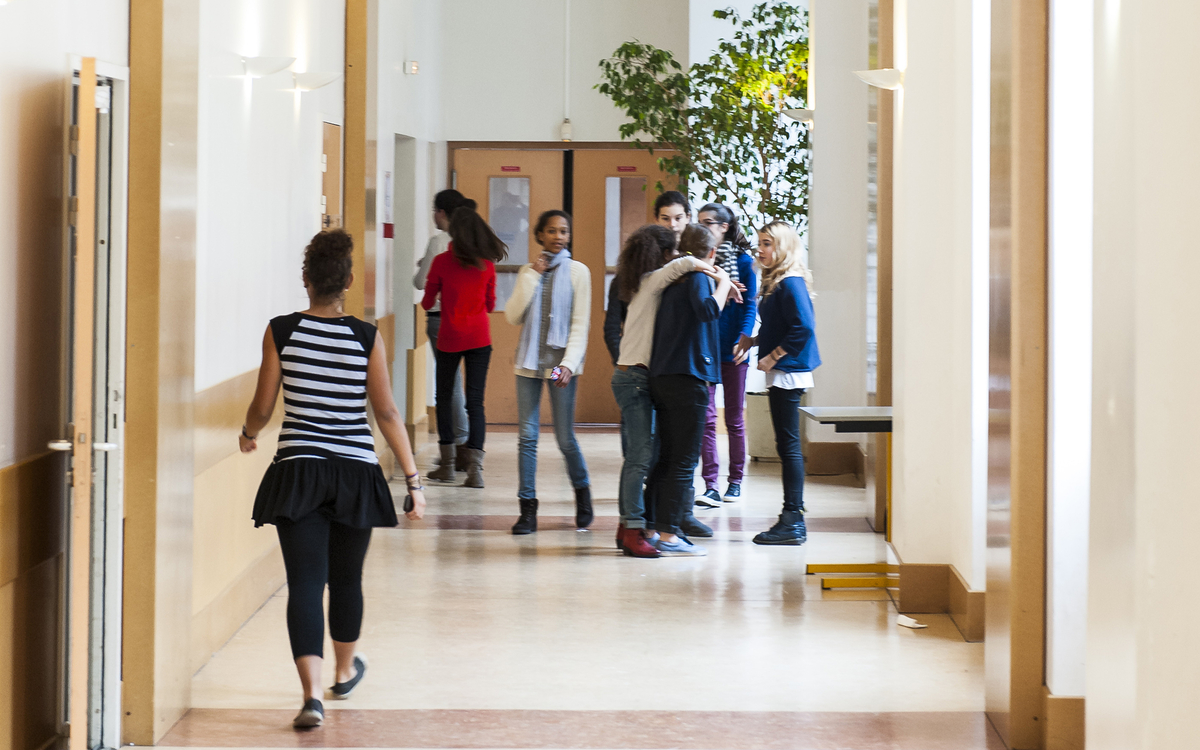 Élèves dans un couloir au CRR de Paris