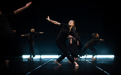 Danseuse ambiance foncée éclairage néon