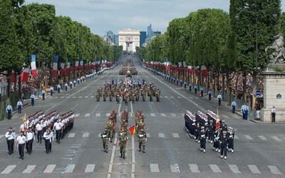 Militaires défilant sur l'avenue des Champs-Elysées