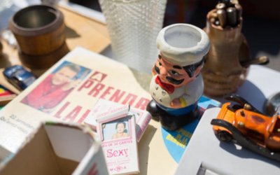 Des objets sont disposés sur un stand du vide-greniers
