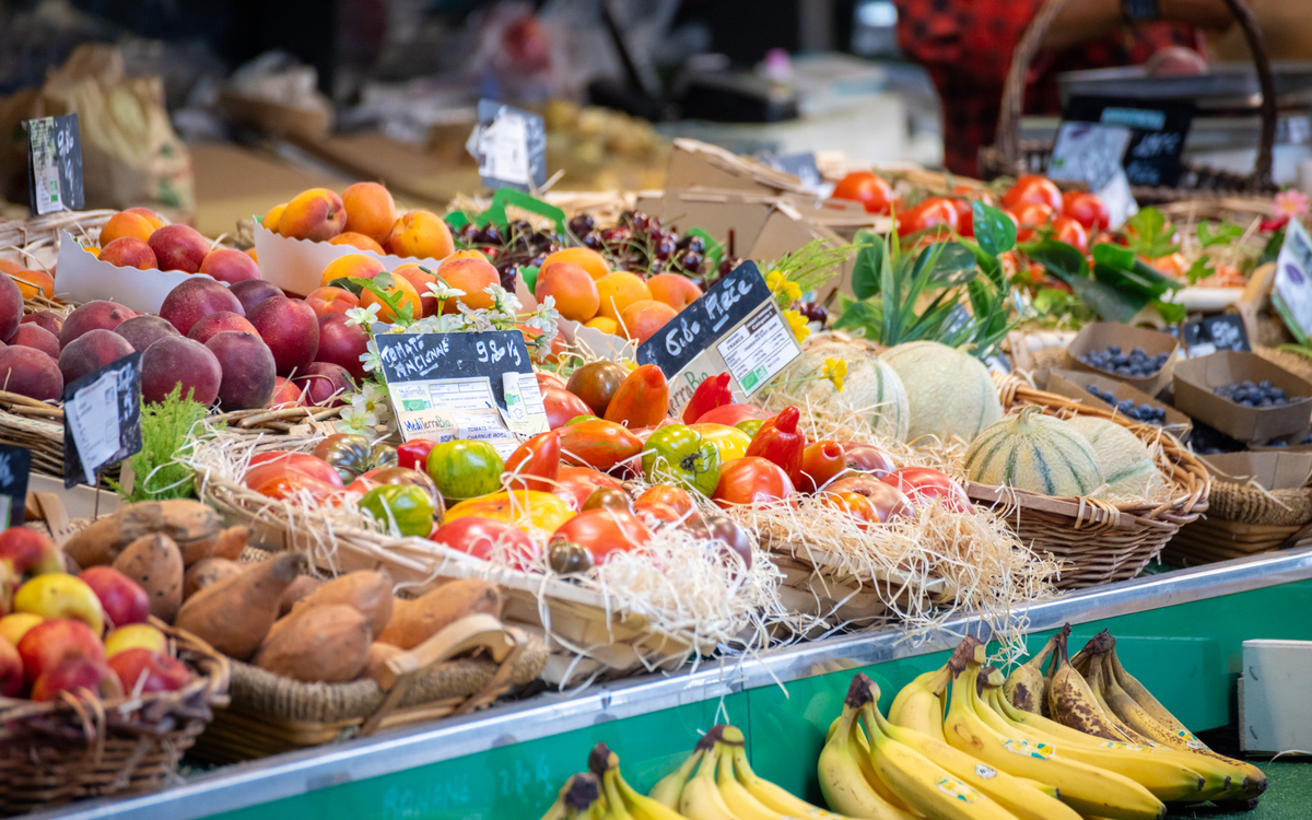 un étale de marché dans le 18e arrondissement