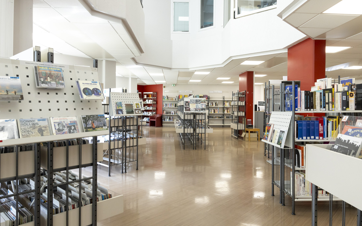 Intérieur de la médiathèque Edmond Rostand