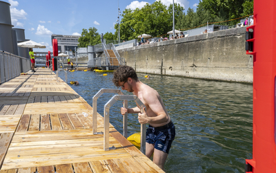 Photo d'une personne se baignant dans la Seine à Bercy (12e).