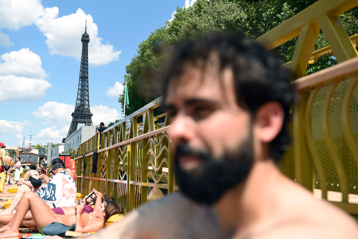Un nageur en premier plan, la tour Eiffel en arrière plan. 