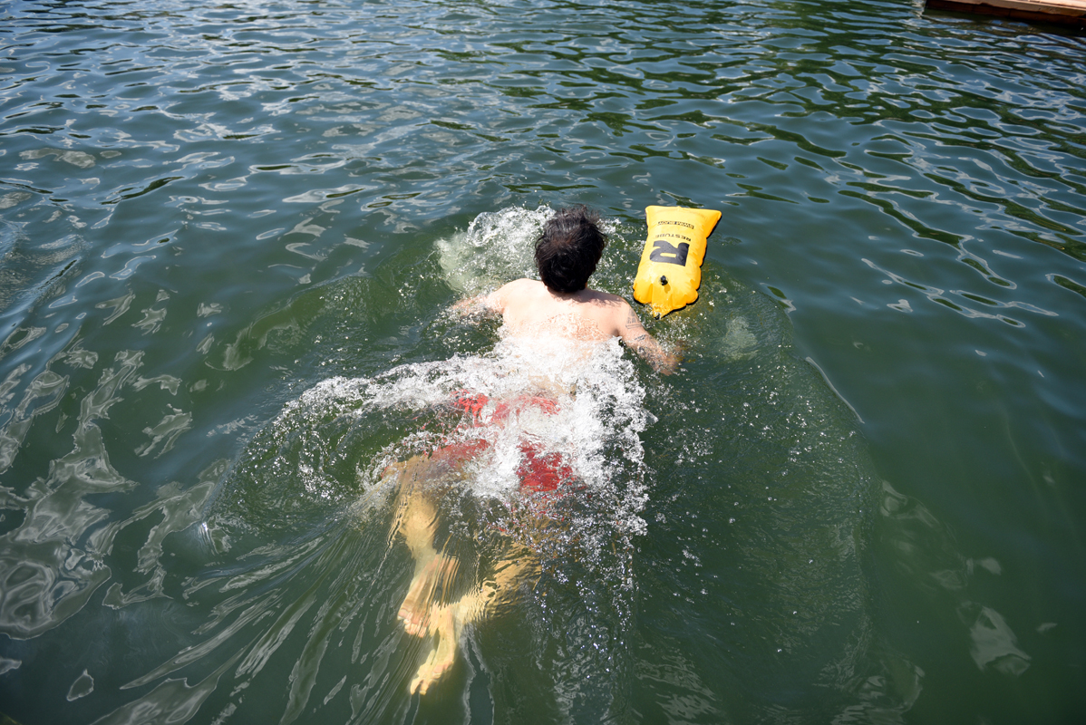 Une personne se jette à l'eau sur le site de baignade de Grenelle. 
