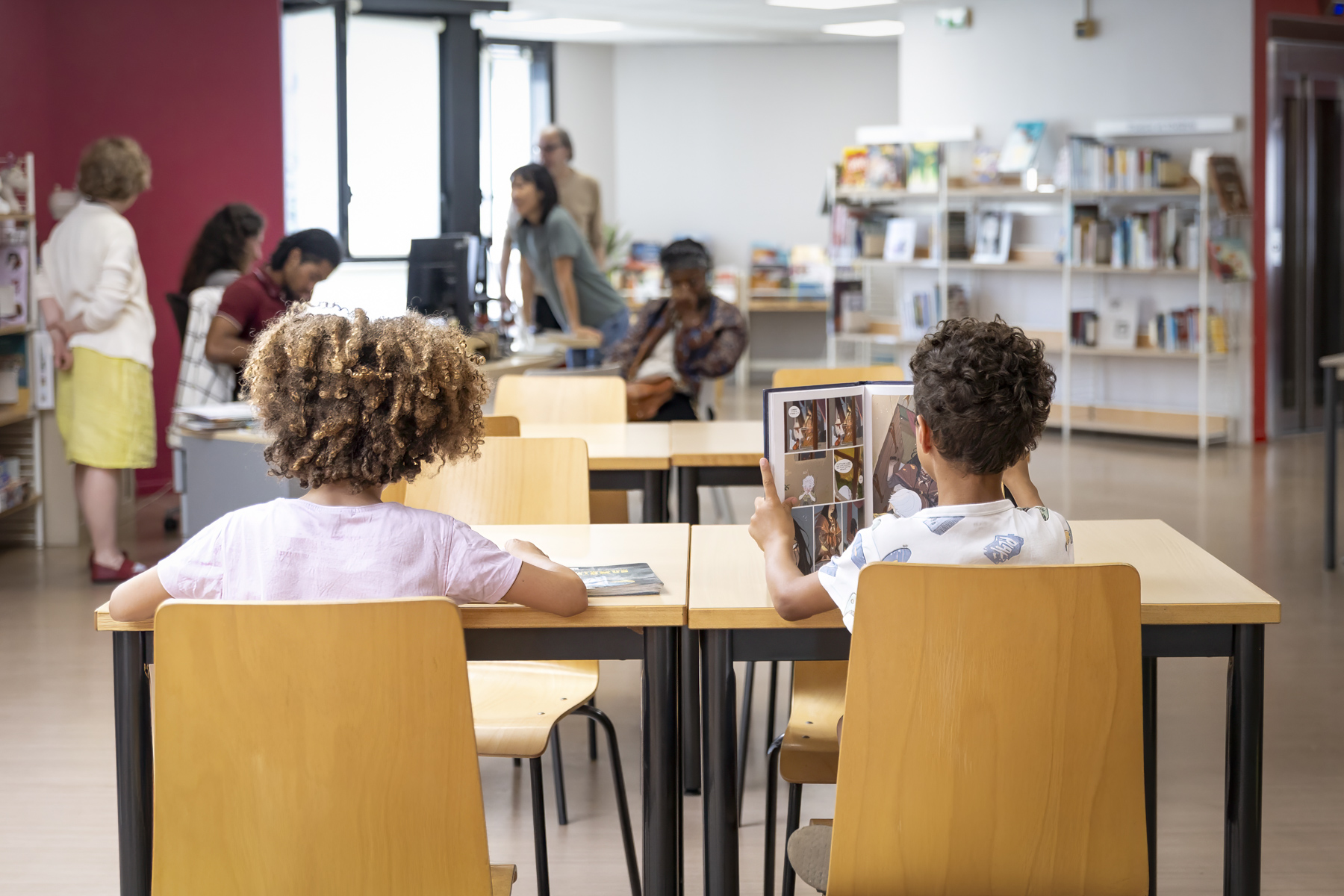 Des enfants lisent à la médiathèque Edmond Rostand